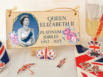 Handmade Wooden Hanging Wall Plaque Celebrate 70 Years Queen's Platinum Jubilee 2022 Coronation Decorative Memorabilia Street Party